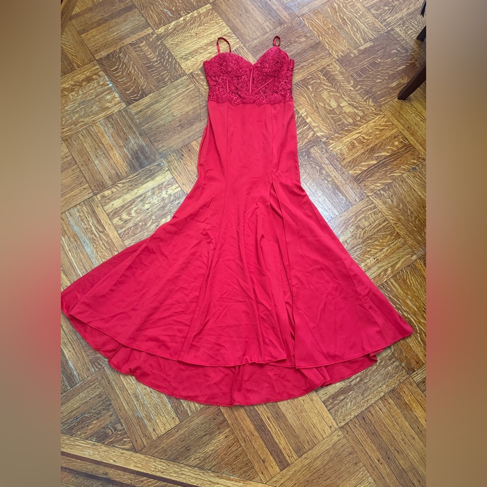 Chic Scarlet Lace Prom Dress